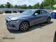 2020 Volvo S60 Momentum z VIN 7JR102FK2LG064613, wystawiony jako Copart lot #62116935 z przebiegiem 44 845 mil mil oraz Szkoda całkowita • Salvage title. Historia ofert i sprzedaży dostępna na DreamBid. Obrazek 1.