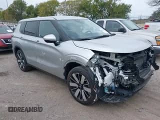 2025 Mitsubishi Outlander SE z VIN JA4J4VA83SZ016874, wystawiony jako IAAI lot #43491496 z przebiegiem 8 726 mil mil oraz . Historia ofert i sprzedaży dostępna na DreamBid. Obrazek 1.
