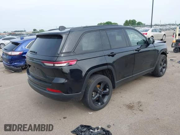 2022 Jeep Grand Cherokee Laredo z VIN 1C4RJHAG9N8582753, wystawiony jako IAAI lot #42535158 z przebiegiem 30 997 mil mil oraz . Historia ofert i sprzedaży dostępna na DreamBid. Obrazek 4.