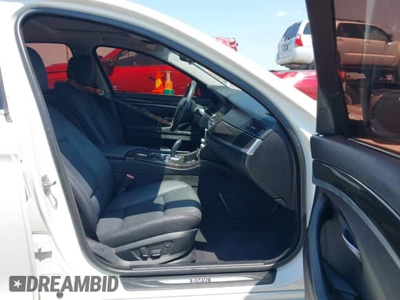 2013 BMW 5 Series 528i с VIN WBAXG5C50DD229871, выставлен на аукционе IAAI как лот 42944218 с пробегом 129 827 миль миль и . История ставок и продаж доступна на DreamBid. Изображение 5.