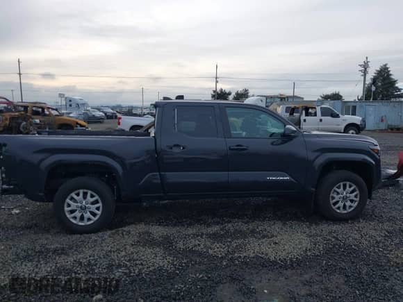 2024 Toyota Tacoma SR5 с VIN 3TMLB5JN7RM027267, выставлен на аукционе IAAI как лот 41502011 с пробегом 16 067 миль миль и . История ставок и продаж доступна на DreamBid. Изображение 14.