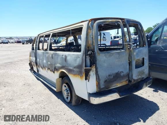 2005 Chevrolet Express Passenger с VIN 1GAHG39U151159206, выставлен на аукционе IAAI как лот 42258245 с пробегом Не указан миль и . История ставок и продаж доступна на DreamBid. Изображение 3.