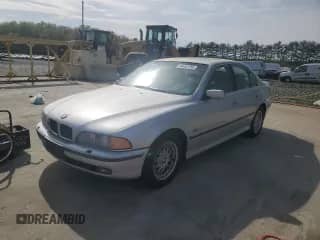 1999 BMW 5 Series 528i с VIN WBADM6334XBY22276, выставлен на аукционе Copart как лот 54407255 с пробегом 158 587 миль миль и Списание • Salvage title. История ставок и продаж доступна на DreamBid. Изображение 1.