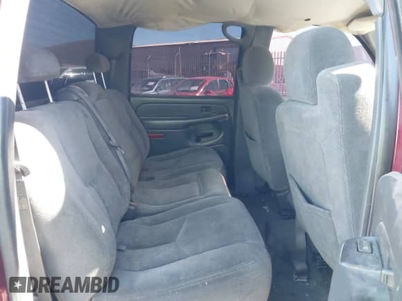 2005 Chevrolet Silverado 1500 LS z VIN 2GCEC13T651260410, wystawiony jako IAAI lot #43585149 z przebiegiem 175 327 mil mil oraz . Historia ofert i sprzedaży dostępna na DreamBid. Obrazek 8.