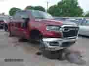 2025 Ram 1500 Big Horn z VIN 1C6RREFG5SN597979, wystawiony jako IAAI lot #41931498 z przebiegiem 24 567 mil mil oraz . Historia ofert i sprzedaży dostępna na DreamBid. Obrazek 1.