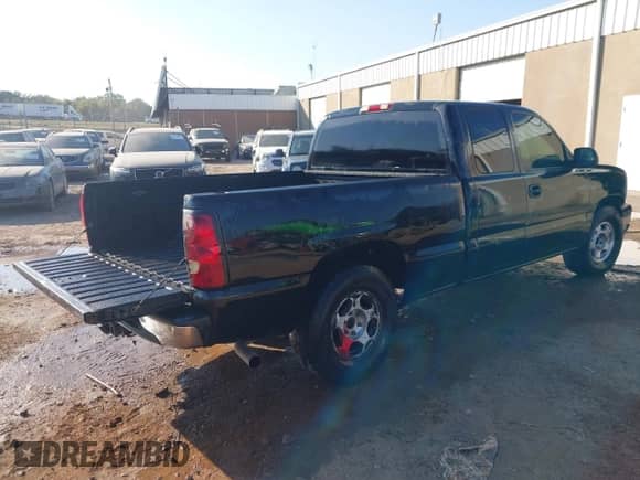 2005 Chevrolet Silverado 1500 LS with VIN 2GCEC19TX51276553, listed as a IAAI auction lot 43365837 with 304,626 mi miles and . Bid and sale history available at DreamBid. Image 4.
