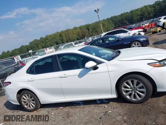 2020 Toyota Camry LE z VIN 4T1C11AKXLU922557, wystawiony jako IAAI lot #43231937 z przebiegiem 99 903 mil mil oraz . Historia ofert i sprzedaży dostępna na DreamBid. Obrazek 13.