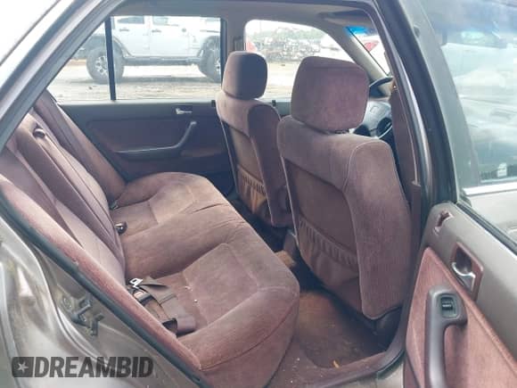 1993 Honda Accord LX z VIN JHMCB7658PC052390, wystawiony jako IAAI lot #43007376 z przebiegiem 276 373 mil mil oraz . Historia ofert i sprzedaży dostępna na DreamBid. Obrazek 8.