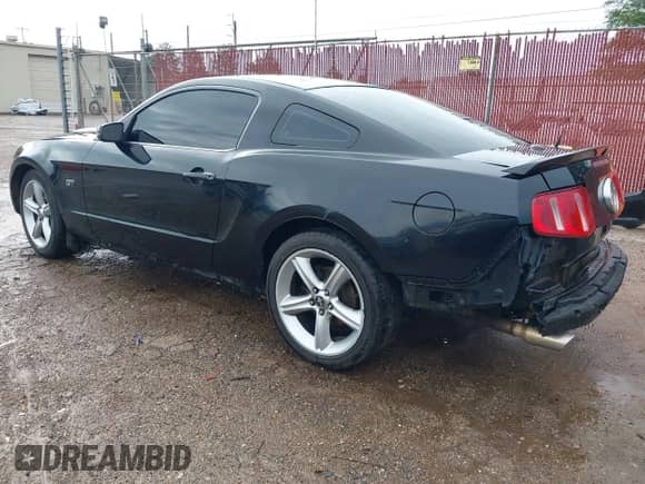 2010 Ford Mustang GT z VIN 1ZVBP8CH5A5100701, wystawiony jako IAAI lot #42482062 z przebiegiem 236 423 mil mil oraz . Historia ofert i sprzedaży dostępna na DreamBid. Obrazek 3.