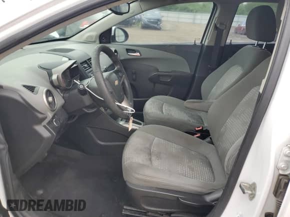 2014 Chevrolet Sonic LS z VIN 1G1JA6SH5E4233565, wystawiony jako Copart lot #60691775 z przebiegiem 119 146 mil mil oraz Szkoda całkowita • Salvage title. Historia ofert i sprzedaży dostępna na DreamBid. Obrazek 7.