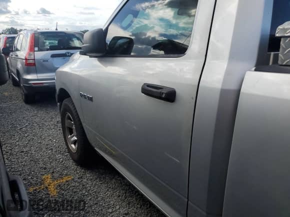 2010 Dodge 1500 ST z VIN 3D7JB1EP1AG177119, wystawiony jako Copart lot #74556704 z przebiegiem 303 105 mil mil oraz Szkoda całkowita • Salvage title. Historia ofert i sprzedaży dostępna na DreamBid. Obrazek 12.
