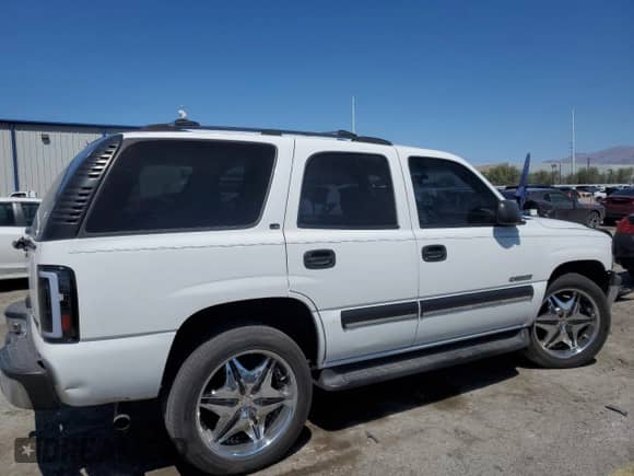 2000 Chevrolet Tahoe LS with VIN 1GNEK13T7YJ146064, listed as a Copart auction lot 57533065 with 261,388 mi miles and Salvage title. Bid and sale history available at DreamBid. Image 3.