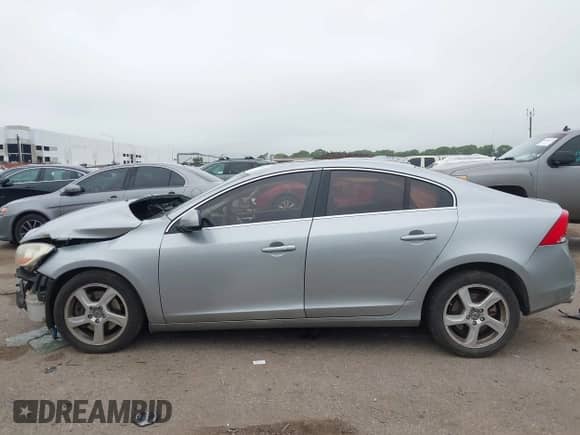 2013 Volvo S60 T5 Premier z VIN YV1612FS8D1212862, wystawiony jako IAAI lot #43112996 z przebiegiem 159 493 mil mil oraz . Historia ofert i sprzedaży dostępna na DreamBid. Obrazek 14.