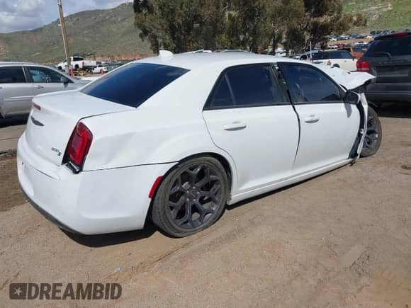 2019 Chrysler 300 S с VIN 2C3CCABG8KH654400, выставлен на аукционе IAAI как лот 41929917 с пробегом 155 107 миль миль и . История ставок и продаж доступна на DreamBid. Изображение 4.