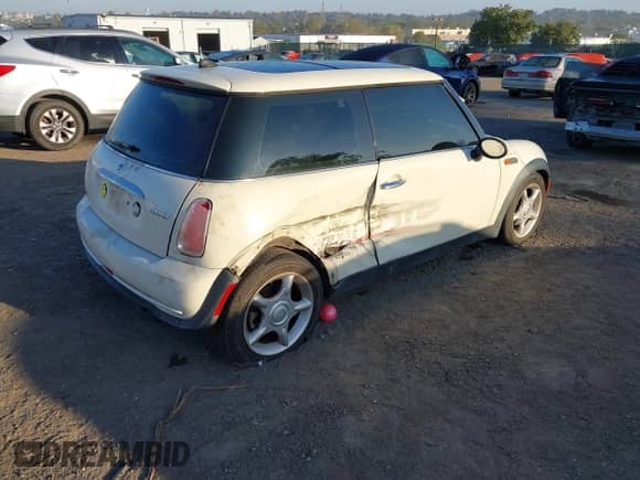2005 MINI Hardtop z VIN WMWRC33525TK61432, wystawiony jako IAAI lot #43381004 z przebiegiem 141 379 mil mil oraz . Historia ofert i sprzedaży dostępna na DreamBid. Obrazek 4.