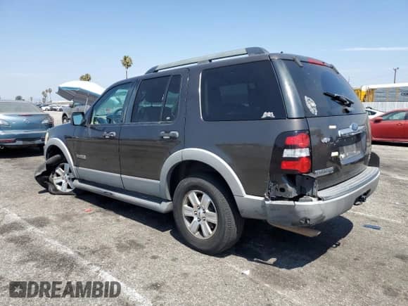 2006 Ford Explorer XLT z VIN 1FMEU73886UB40833, wystawiony jako Copart lot #67680445 z przebiegiem 246 015 mil mil oraz Szkoda całkowita • Salvage title. Historia ofert i sprzedaży dostępna na DreamBid. Obrazek 2.