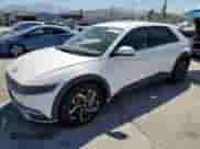 2023 Hyundai Ioniq 5 SE z VIN KM8KM4AE7PU145825, wystawiony jako Copart lot #61481115 z przebiegiem 26 610 mil mil oraz Czysty tytuł • Clean title. Historia ofert i sprzedaży dostępna na DreamBid. Obrazek 1.