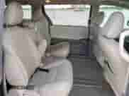 2015 Toyota Sienna XLE z VIN 5TDYK3DC1FS549649, wystawiony jako Copart lot #70762555 z przebiegiem 106 883 mil mil oraz Szkoda całkowita • Salvage title. Historia ofert i sprzedaży dostępna na DreamBid. Obrazek 11.