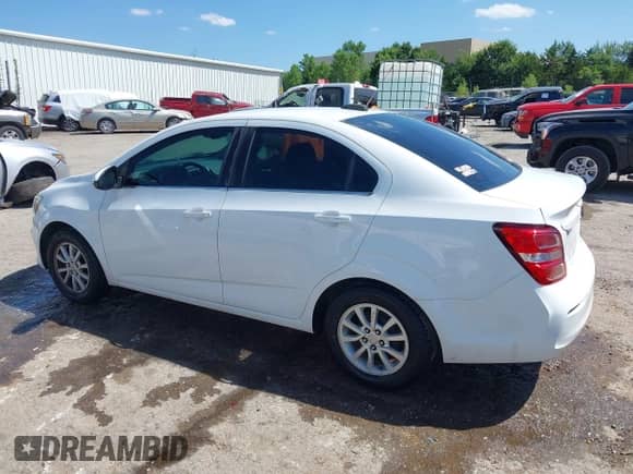 2017 Chevrolet Sonic LT z VIN 1G1JD5SH4H4104092, wystawiony jako IAAI lot #42826312 z przebiegiem 156 405 mil mil oraz . Historia ofert i sprzedaży dostępna na DreamBid. Obrazek 15.