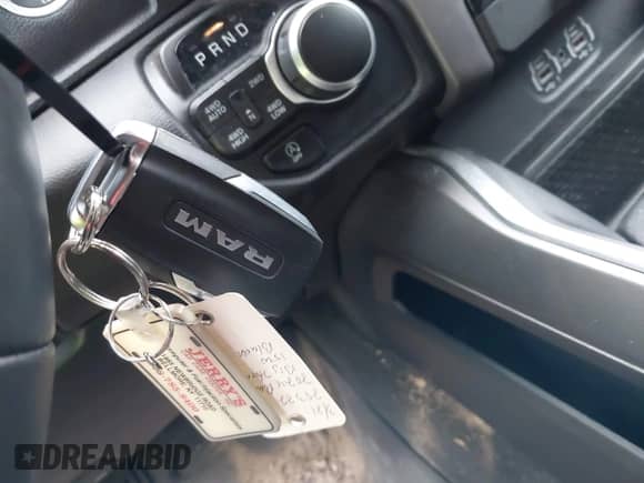 2024 Ram 1500 Big Horn z VIN 1C6RRFFG2RN129322, wystawiony jako IAAI lot #41928116 z przebiegiem 13 303 mil mil oraz . Historia ofert i sprzedaży dostępna na DreamBid. Obrazek 11.