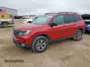 2023 Honda Passport TrailSport z VIN 5FNYF8H64PB000748, wystawiony jako Copart lot #67127955 z przebiegiem 55 188 mil mil oraz Czysty tytuł • Clean title. Historia ofert i sprzedaży dostępna na DreamBid. Obrazek 1.