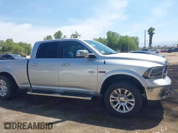 2017 Ram 1500 Longhorn z VIN 1C6RR7WM3HS540269, wystawiony jako IAAI lot #43034188 z przebiegiem 91 673 mil mil oraz . Historia ofert i sprzedaży dostępna na DreamBid. Obrazek 13.