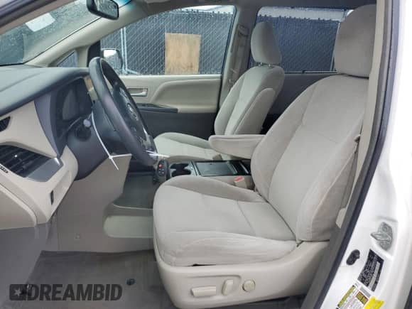 2015 Toyota Sienna LE z VIN 5TDJK3DCXFS105252, wystawiony jako Copart lot #85671285 z przebiegiem 122 571 mil mil oraz Szkoda całkowita • Salvage title. Historia ofert i sprzedaży dostępna na DreamBid. Obrazek 7.