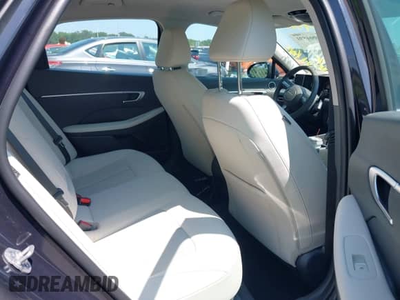 2024 Hyundai Sonata SEL z VIN KMHL64JA8RA421350, wystawiony jako IAAI lot #43004591 z przebiegiem 9 821 mil mil oraz . Historia ofert i sprzedaży dostępna na DreamBid. Obrazek 8.