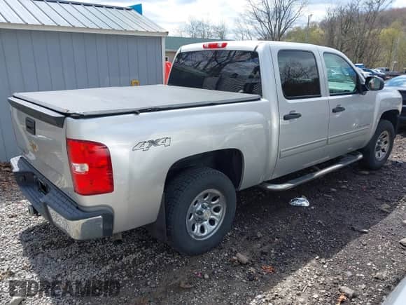 2011 Chevrolet Silverado 1500 LS z VIN 3GCPKREA3BG354169, wystawiony jako IAAI lot #42039767 z przebiegiem 158 259 mil mil oraz . Historia ofert i sprzedaży dostępna na DreamBid. Obrazek 4.