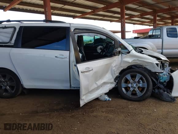 2016 Toyota Sienna SE with VIN 5TDXK3DC6GS741047, listed as a IAAI auction lot 43408563 with 121,533 mi miles and . Bid and sale history available at DreamBid. Image 14.