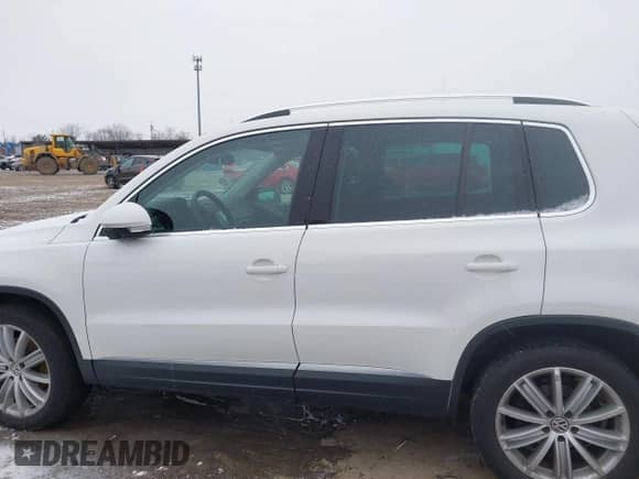 2012 Volkswagen Tiguan S с VIN WVGBV7AX3CW539529, выставлен на аукционе IAAI как лот 41605712 с пробегом 150 641 миль миль и . История ставок и продаж доступна на DreamBid. Изображение 14.