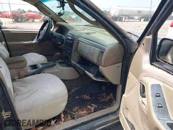 2004 Jeep Grand Cherokee Laredo with VIN 1J4GX48S24C394168, listed as a IAAI auction lot 43247440 with 262,286 mi miles and . Bid and sale history available at DreamBid. Image 5.
