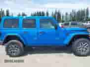 2025 Jeep Wrangler Sahara z VIN 1C4PJXEN8SW589601, wystawiony jako IAAI lot #42598990 z przebiegiem 636 mil mil oraz . Historia ofert i sprzedaży dostępna na DreamBid. Obrazek 12.