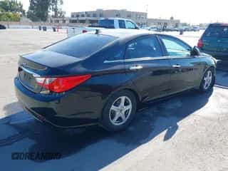 2013 Hyundai Sonata SE с VIN 5NPEC4AC2DH670705, выставлен на аукционе IAAI как лот 43283130 с пробегом 151 485 миль миль и . История ставок и продаж доступна на DreamBid. Изображение 4.