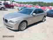 2009 BMW 7 Series 750Li z VIN WBAKB83509CY60997, wystawiony jako IAAI lot #43182555 z przebiegiem 138 382 mil mil oraz . Historia ofert i sprzedaży dostępna na DreamBid. Obrazek 2.