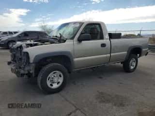 2002 Chevrolet Silverado 2500HD z VIN 1GCHC24U52E129070, wystawiony jako Copart lot #81715235 z przebiegiem Nie podano mil oraz Szkoda całkowita • Salvage title. Historia ofert i sprzedaży dostępna na DreamBid. Obrazek 1.