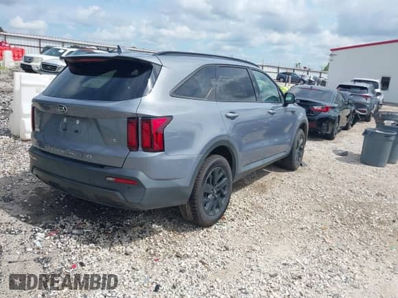 2021 Kia Sorento S with VIN 5XYRLDLC1MG002044, listed as a IAAI auction lot 43073747 with 80,938 mi miles and . Bid and sale history available at DreamBid. Image 4.