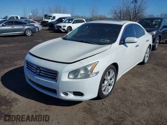 2013 Nissan Maxima SV z VIN 1N4AA5AP4DC818514, wystawiony jako IAAI lot #41647195 z przebiegiem 143 476 mil mil oraz . Historia ofert i sprzedaży dostępna na DreamBid. Obrazek 2.