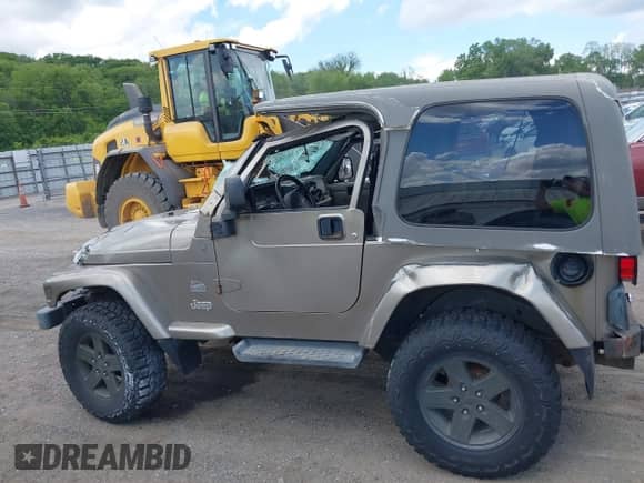 2004 Jeep Wrangler Sahara с VIN 1J4FA59S54P740417, выставлен на аукционе IAAI как лот 42382078 с пробегом 200 108 миль миль и . История ставок и продаж доступна на DreamBid. Изображение 15.