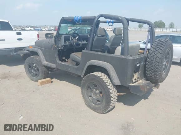 1993 Jeep Wrangler S z VIN 1J4FY19P8PP218353, wystawiony jako IAAI lot #43185852 z przebiegiem 140 622 mil mil oraz . Historia ofert i sprzedaży dostępna na DreamBid. Obrazek 3.
