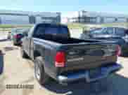 2003 Dodge Dakota z VIN 1D7FL36X43S358238, wystawiony jako IAAI lot #43419052 z przebiegiem 201 572 mil mil oraz . Historia ofert i sprzedaży dostępna na DreamBid. Obrazek 3.