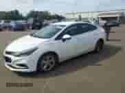 2017 Chevrolet Cruze LT z VIN 1G1BE5SM2H7158861, wystawiony jako Copart lot #70296445 z przebiegiem 116 187 mil mil oraz Szkoda całkowita • Salvage title. Historia ofert i sprzedaży dostępna na DreamBid. Obrazek 1.