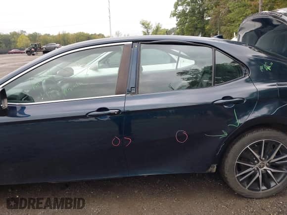 2021 Toyota Camry SE Nightshade z VIN 4T1G11AK1MU559391, wystawiony jako IAAI lot #43300222 z przebiegiem 68 327 mil mil oraz . Historia ofert i sprzedaży dostępna na DreamBid. Obrazek 14.