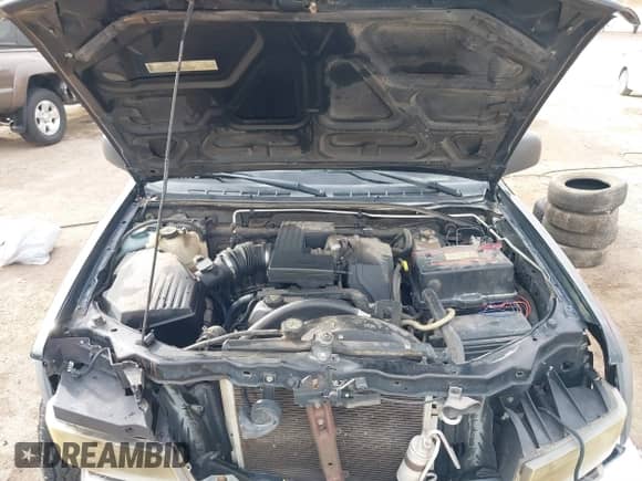 2005 Chevrolet Colorado LS Z71 z VIN 1GCDS196458177460, wystawiony jako IAAI lot #41811351 z przebiegiem 187 757 mil mil oraz . Historia ofert i sprzedaży dostępna na DreamBid. Obrazek 10.