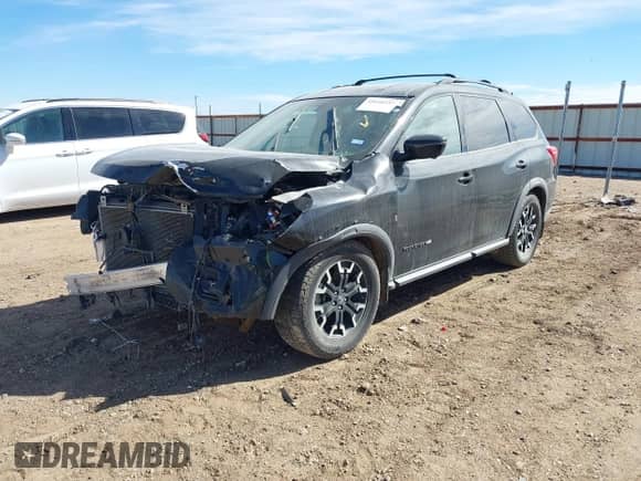 2019 Nissan Pathfinder S z VIN 5N1DR2MN7KC640454, wystawiony jako IAAI lot #41610337 z przebiegiem 111 661 mil mil oraz . Historia ofert i sprzedaży dostępna na DreamBid. Obrazek 2.