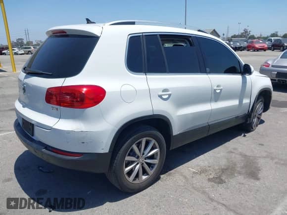 2017 Volkswagen Tiguan Wolfsburg Edition z VIN WVGRV7AX4HW502964, wystawiony jako IAAI lot #42538054 z przebiegiem 104 530 mil mil oraz . Historia ofert i sprzedaży dostępna na DreamBid. Obrazek 4.