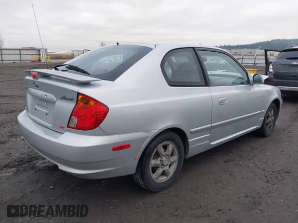 2005 Hyundai Accent GLS z VIN KMHCG35C25U359293, wystawiony jako IAAI lot #41233474 z przebiegiem 148 344 mil mil oraz . Historia ofert i sprzedaży dostępna na DreamBid. Obrazek 4.