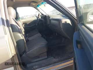 2001 Chevrolet Silverado 1500 z VIN 1GCEC14W31Z296341, wystawiony jako IAAI lot #43359515 z przebiegiem 160 697 mil mil oraz . Historia ofert i sprzedaży dostępna na DreamBid. Obrazek 5.