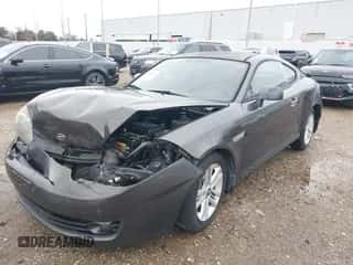 2008 Hyundai Tiburon GS с VIN KMHHM66D18U282699, выставлен на аукционе IAAI как лот 41290409 с пробегом 133 497 миль миль и . История ставок и продаж доступна на DreamBid. Изображение 2.