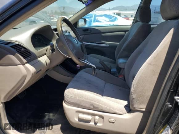 2004 Toyota Camry LE z VIN 4T1BE32K64U377159, wystawiony jako Copart lot #66369625 z przebiegiem 272 552 mil mil oraz Szkoda całkowita • Salvage title. Historia ofert i sprzedaży dostępna na DreamBid. Obrazek 7.